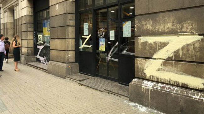 Vandalizan un centro de ayuda a Ucrania en Barcelona con pintadas prorrusas