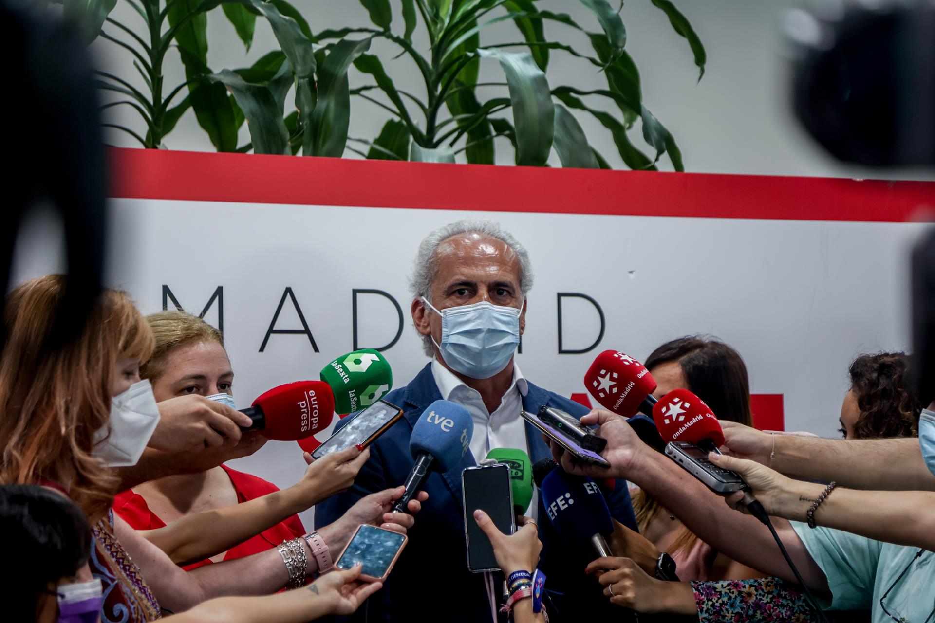 Madrid insiste en que «no tiene sentido» mantener las mascarilla en el transporte público