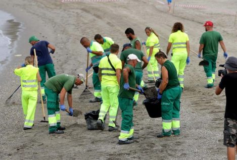 El vertido de fueloil llega a las playas de La Línea (Cádiz) y el alcalde dice que «está controlado»