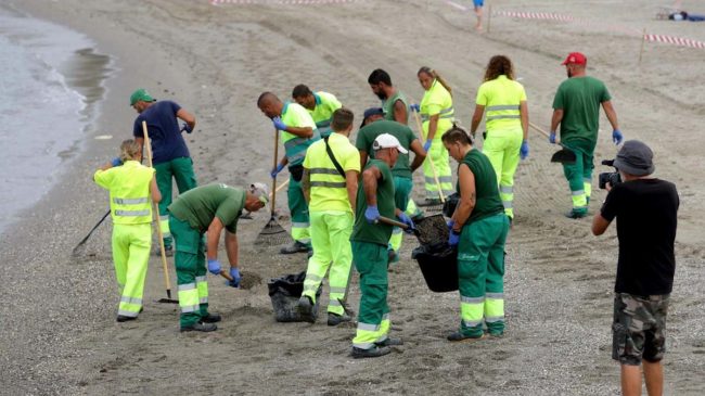 El vertido de fueloil llega a las playas de La Línea (Cádiz) y el alcalde dice que «está controlado»