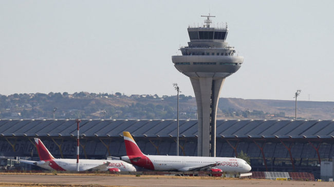 USO se sentará a negociar con Iberia Express con la exigencia de una subida salarial del 6,5%