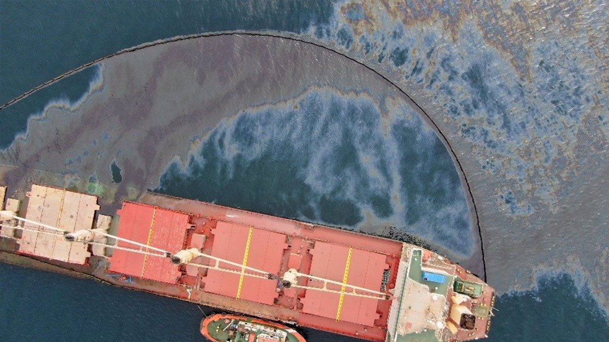 Gibraltar confirma una fuga de fueloil pesado en el buque encallado en el Estrecho