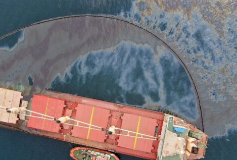 Gibraltar confirma una fuga de fueloil pesado en el buque encallado en el Estrecho