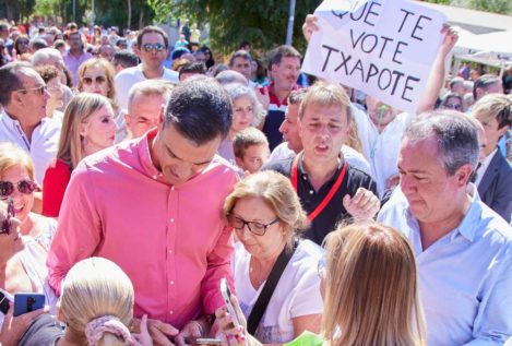 Sánchez, recibido en Sevilla entre pitidos y abucheos en el inicio de su gira preelectoral