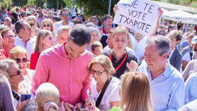 Sánchez, recibido en Sevilla entre pitidos y abucheos en el inicio de su gira preelectoral