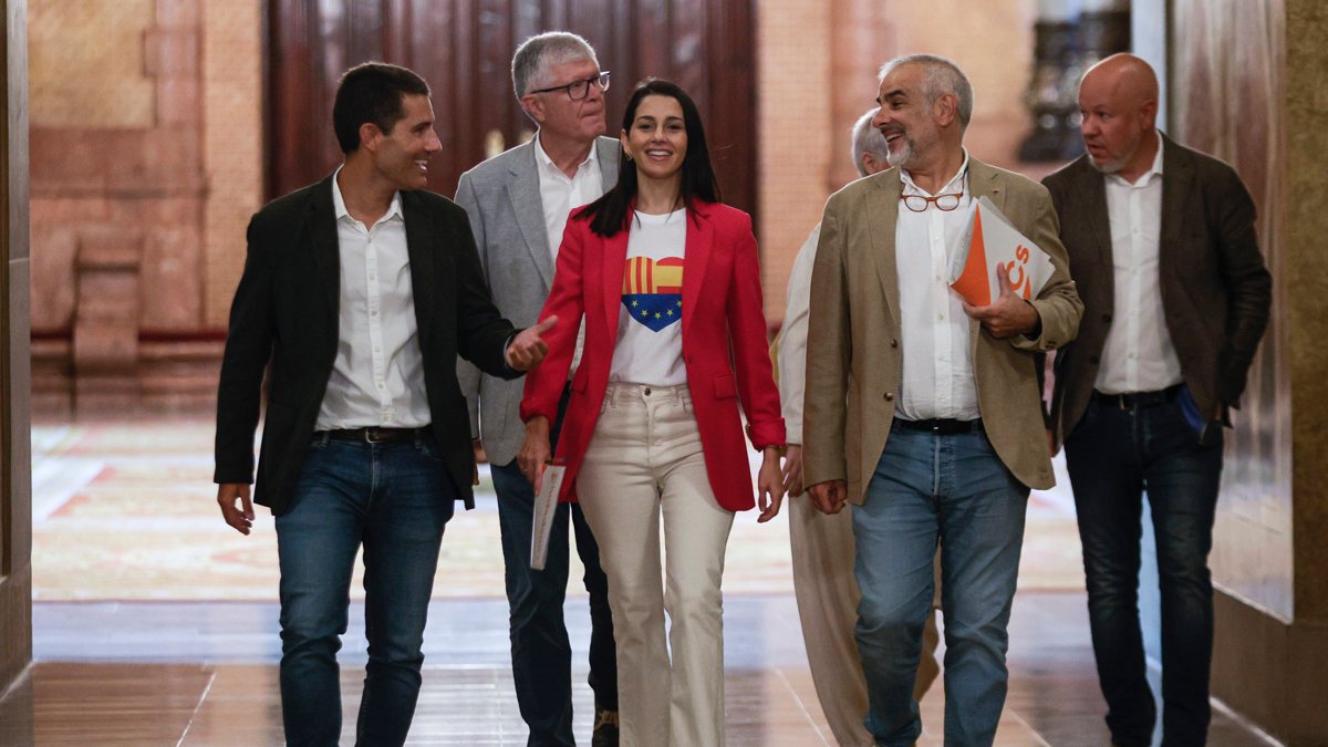 El curso político arranca fuerte con un cara a cara en el Senado entre el presidente del Gobierno, Pedro Sánchez, y el líder del Partido Popular, Alberto Núñez Feijóo. 