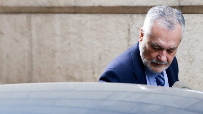 La Audiencia aplaza el ingreso de Griñán en prisión por los «inconvenientes y riesgos» de tratar su cáncer desde la cárcel