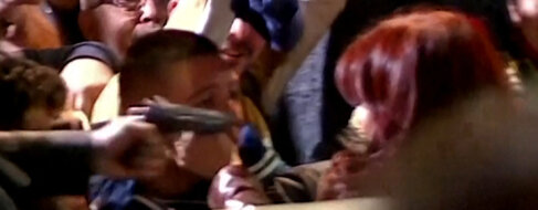 Las polémicas reacciones políticas al asesinato fallido de Kirchner: del «fake» al acoso mediático