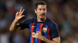 El Barça golea a un Elche con diez (3-0) y se coloca líder antes del derbi madrileño