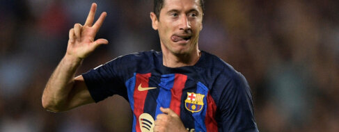 Lewandowski se regala un triplete en su estreno europeo con el Barcelona (5-1)