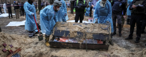 Ucrania halla 440 cadáveres en fosas y cámaras de tortura en la recién liberada Izium