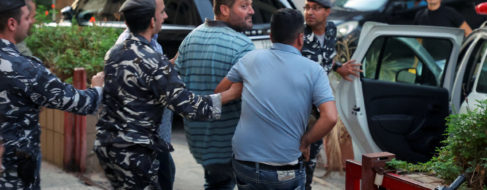 Los libaneses atracan bancos a la desesperada para recuperar sus ahorros por el corralito