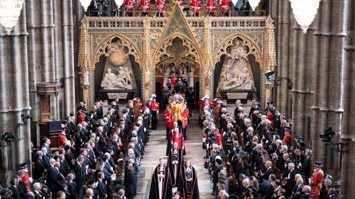 La reina Isabel II es enterrada junto al duque de Edimburgo en Windsor