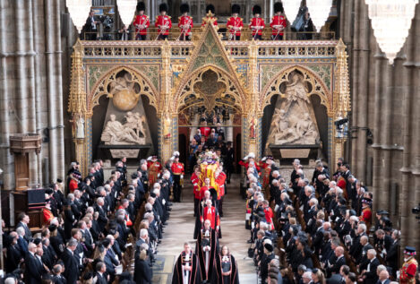La reina Isabel II es enterrada junto al duque de Edimburgo en Windsor