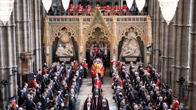 La reina Isabel II es enterrada junto al duque de Edimburgo en Windsor
