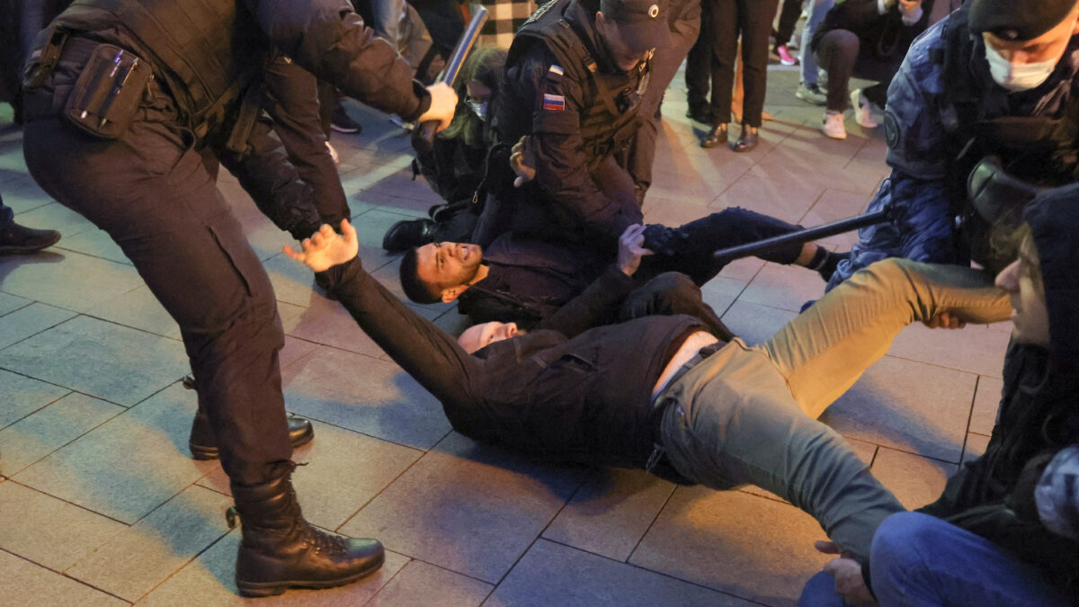 Rusia obliga a los manifestantes detenidos que elijan entre ir al frente en Ucrania o la cárcel