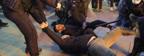 Rusia obliga a los manifestantes detenidos que elijan entre ir al frente en Ucrania o la cárcel