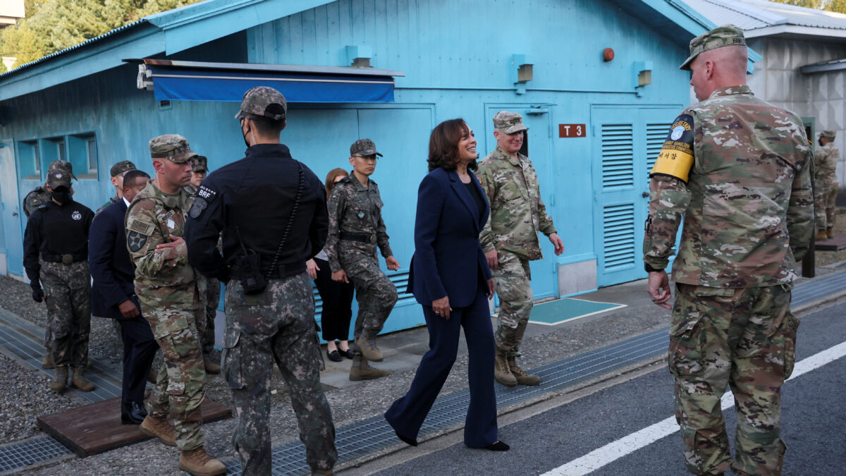 Corea del Norte lanza dos misiles balísticos mientras Kamala Harris se encuentra en la zona