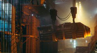 La gran industria retrasa al primer trimestre de 2023 su primera subasta de renovables