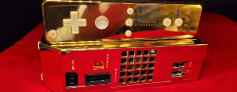 La reina Isabel II y la videoconsola de 24 quilates