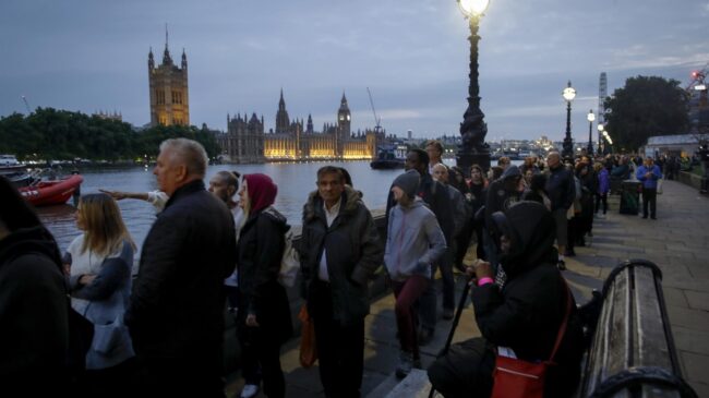 (VÍDEO) Los británicos forman colas kilométricas para dar su último adiós a Isabel II en Westminster