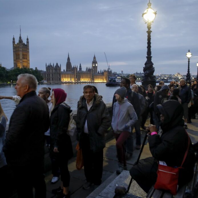 (VÍDEO) Los británicos forman colas kilométricas para dar su último adiós a Isabel II en Westminster