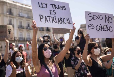 El feminismo clásico se une contra las «maneras totalitarias» del Gobierno en la 'ley trans'