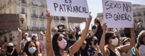 El feminismo clásico se une contra las «maneras totalitarias» del Gobierno en la 'ley trans'