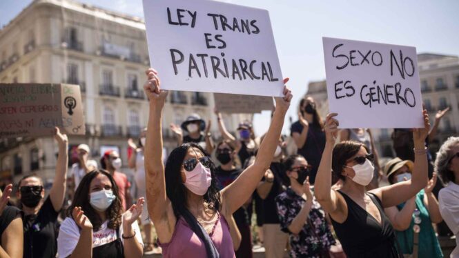 El feminismo clásico se une contra las «maneras totalitarias» del Gobierno en la 'ley trans'