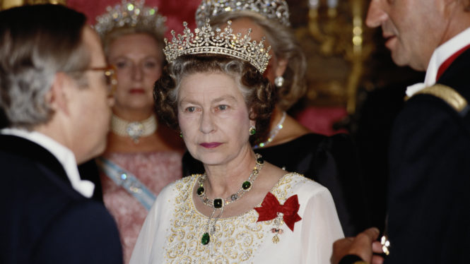 Isabel II y su único viaje a España hace 34 años, en imágenes