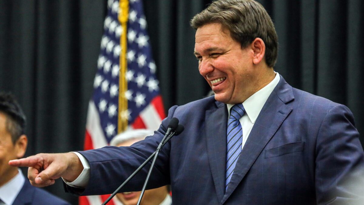 DeSantis se muestra «orgulloso» de poner en primer plano la «laxa» política migratoria de Biden