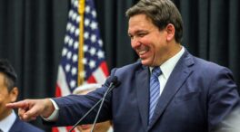 DeSantis se muestra "orgulloso" de poner en primer plano la "laxa" política migratoria de Biden