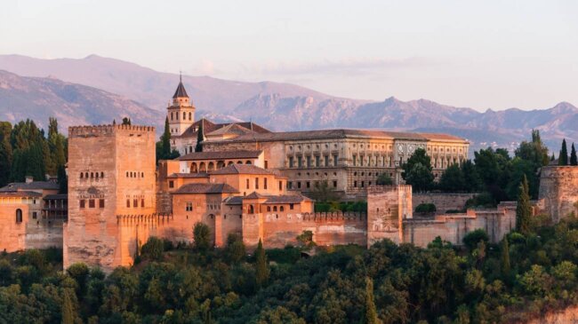 Las láminas de oro que decoran los palacios de la Alhambra se tiñen de púrpura por corrosión