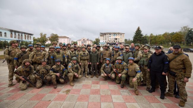 Zelenski visita la ciudad de Izium en Járkov, retomada por el Ejército ucraniano