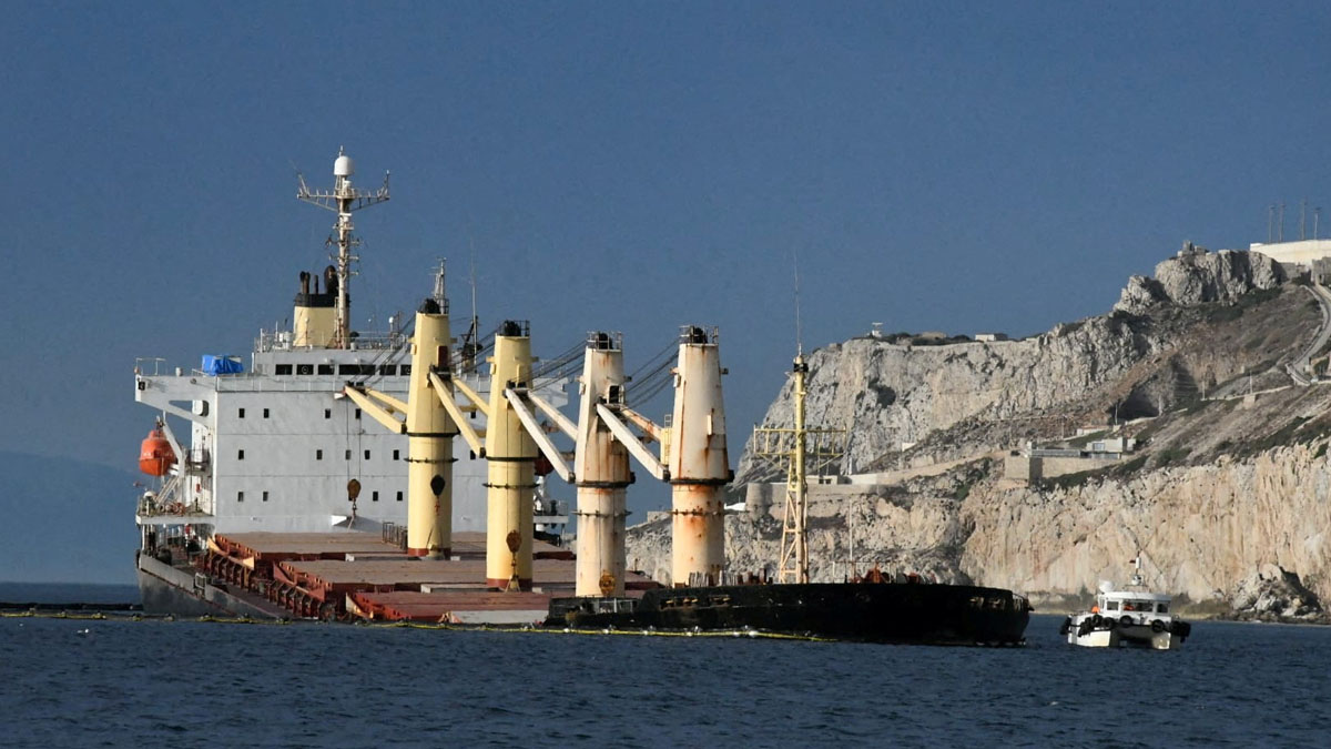 Gibraltar acusa al capitán del barco encallado de desobedecer las instrucciones de detenerse