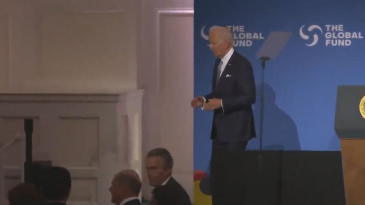 (VÍDEO) Biden vuelve a quedarse en blanco en pleno acto: termina un discurso y no sabe salir del escenario