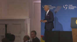 (VÍDEO) Biden vuelve a quedarse en blanco en pleno acto: termina un discurso y no sabe salir del escenario