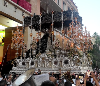 Dos heridos tras caerse un arbotante del trono de la Virgen del Gran Poder en Málaga