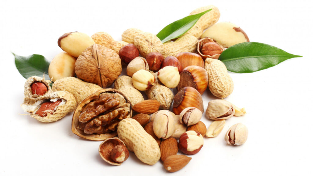 Distintos frutos secos como nueces, almendras, cacahuetes o avellanas