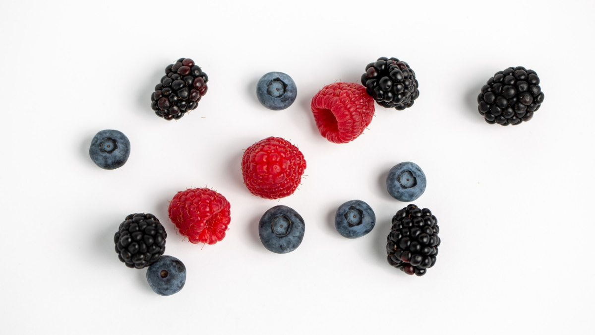 Diversos frutos del bosque; moras, frambuesas y arándanos