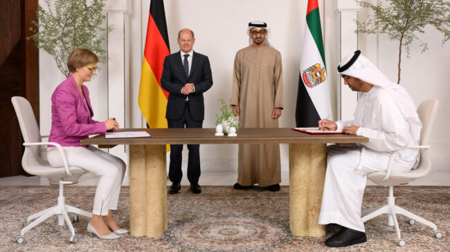 Emiratos Árabes suministrará gas y gasóleo a Alemania para sustituir el suministro ruso
