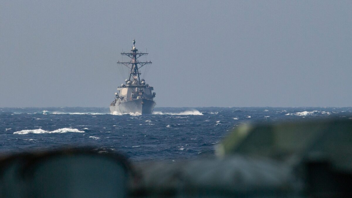 Buques de guerra de EE.UU. y Canadá navegan por el estrecho de Taiwán