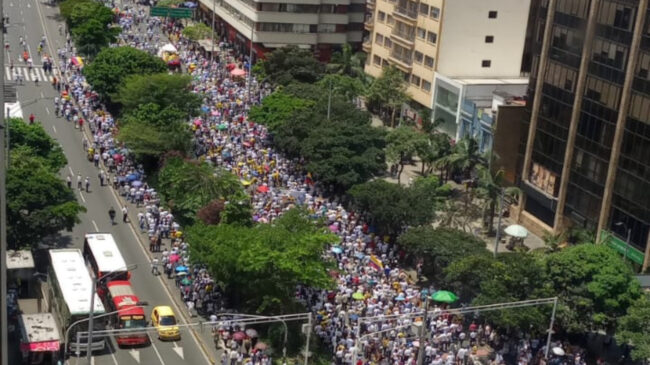 (VÍDEO) Colombia sale a la calle por primera vez para protestar contra el Gobierno socialista de Petro