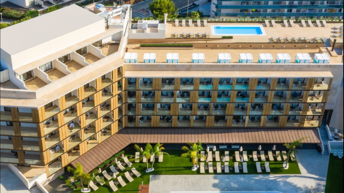 El vecino que denunció el hotel de la familia de Aragonès exige el derribo de la sexta planta