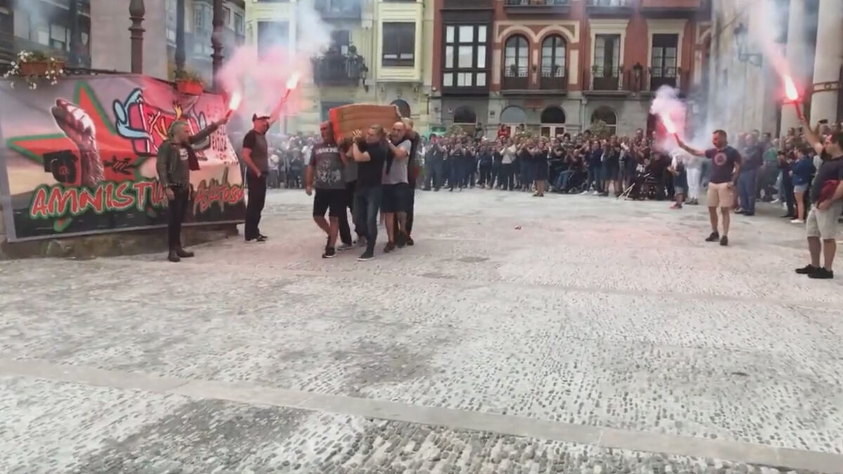 (VÍDEO) Nuevo homenaje público a un etarra en País Vasco: bengalas, baile, música y pancartas por el asesino de dos personas en los 80