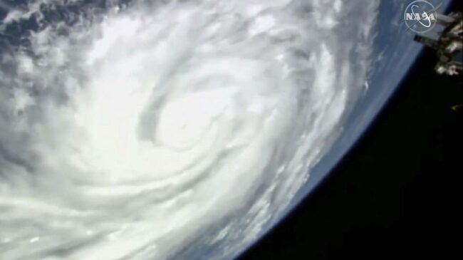 (VÍDEO) Relámpagos, destellos y el temido ojo: la imagen satelital del huracán Ian que da auténtico pánico