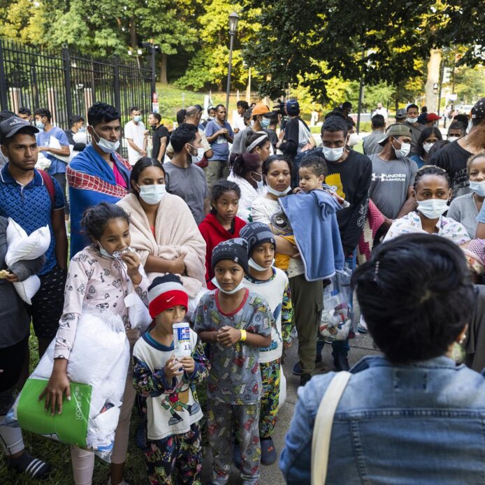 Nueva York declara el estado de emergencia ante la llegada masiva de inmigrantes a la ciudad