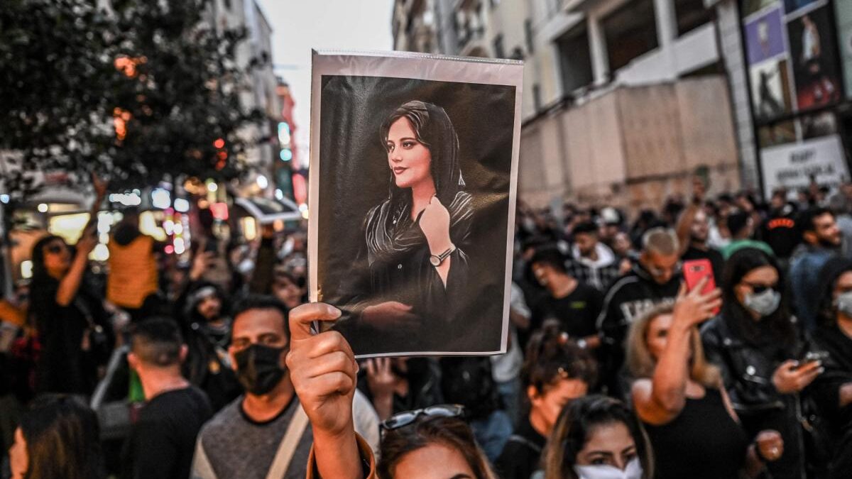 (VÍDEO) Las iraníes siguen «quemando» sus velos en unas protestas que ya han dejado tres muertos