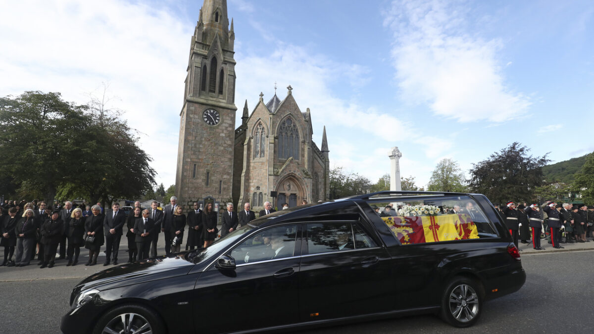 (VÍDEO) El cortejo fúnebre con los restos de Isabel II, trasladado hasta Edimburgo ante miles de ciudadanos