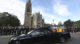 (VÍDEO) El cortejo fúnebre con los restos de Isabel II, trasladado hasta Edimburgo ante miles de ciudadanos